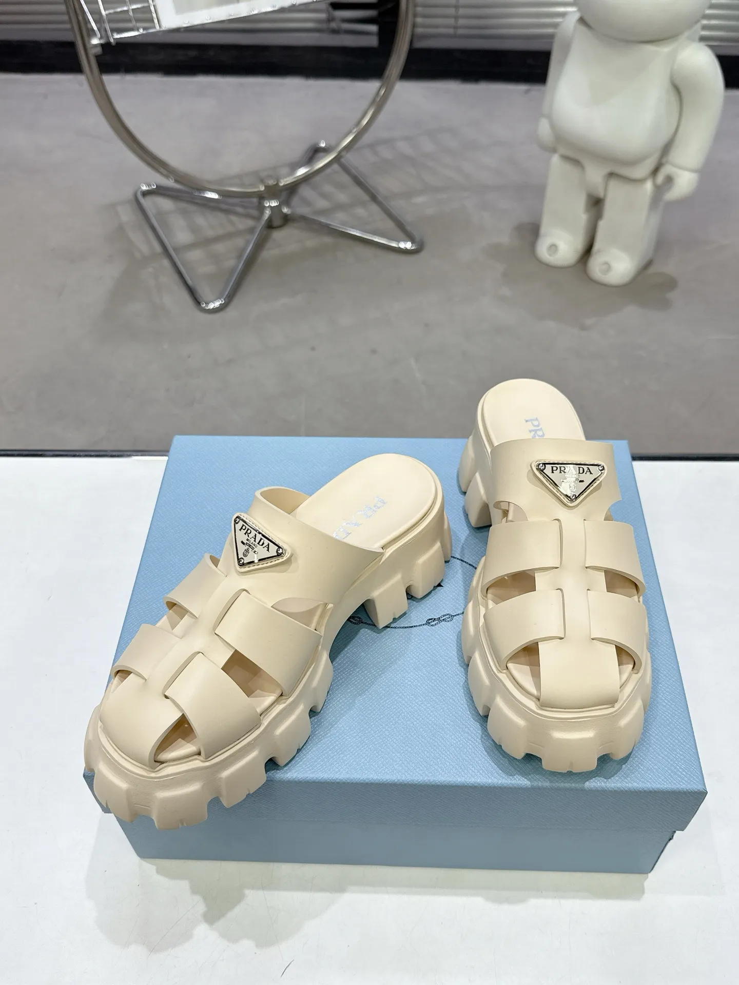 👟👟Ex-factory price 440👟👟 2025 exclusive version super popular🎊🎊🎊prada Prada triangular buckle serrated Roman thick-soled rubber foam ultra-light sandals are retro, fashionable and avant-garde, the upper perfectly restores the original craftsmanship, making the whole pair of shoes light and comfortable, full of holiday feel, bright colors💐💐💐💐 A variety of choices to satisfy fashionable people of different styles! The iconic metal triangle logo is paired with the shape of ancient beach sandals. Every design element is fashionable! Code number 35-40​